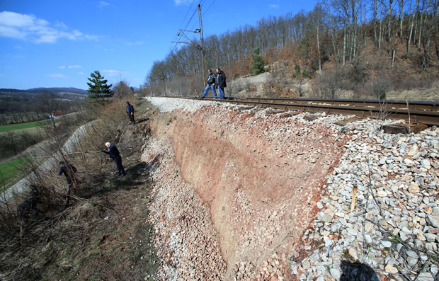 Прекид на Барској прузи: Одрон стигао све до шина